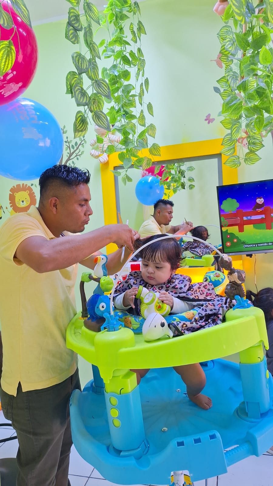 José atendiendo a una pequeña exploradora en AmariKids