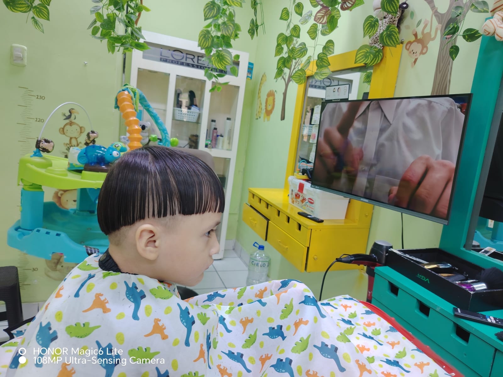 Niña recibiendo un peinado especial en una peluquería infantil