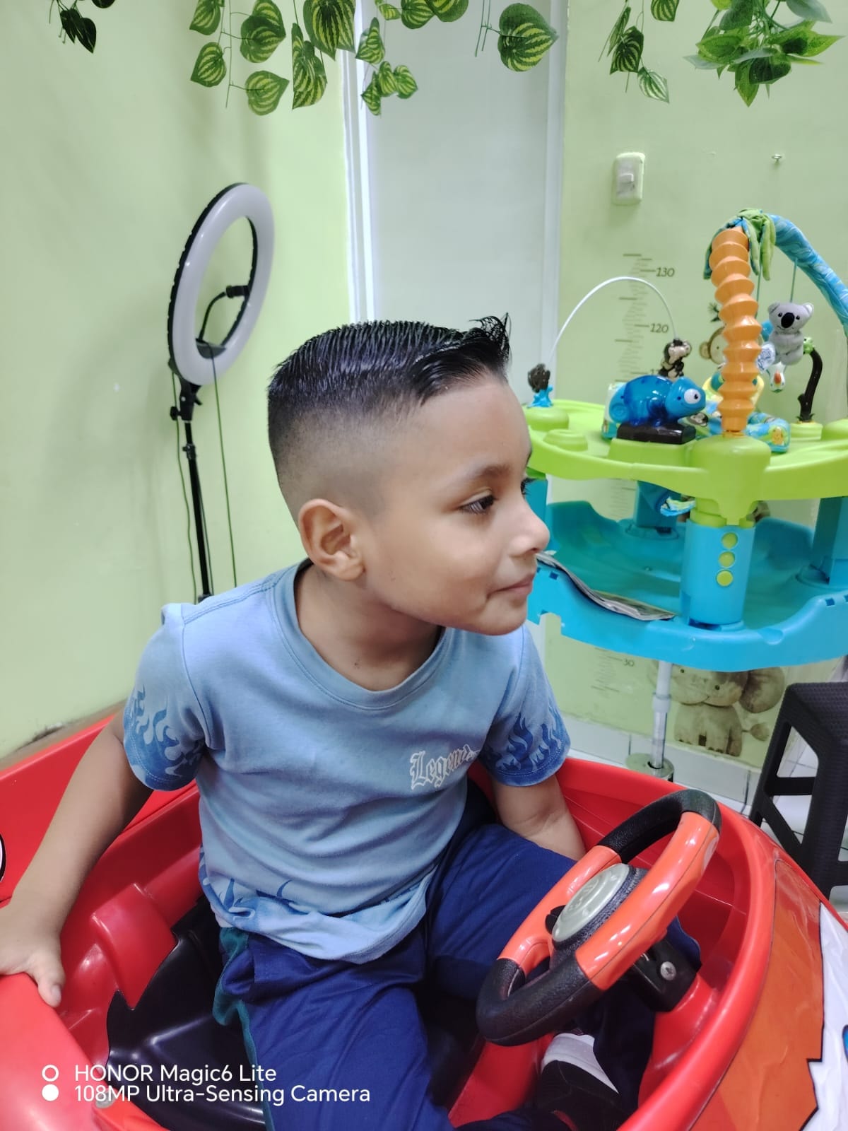 Niño celebrando su nuevo estilo junto a su estilista