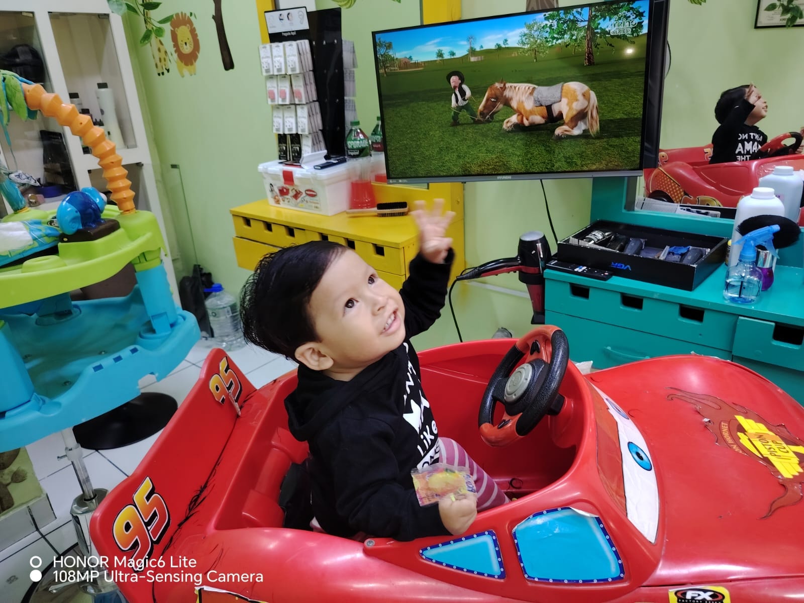 Niño sonriente durante un corte de cabello